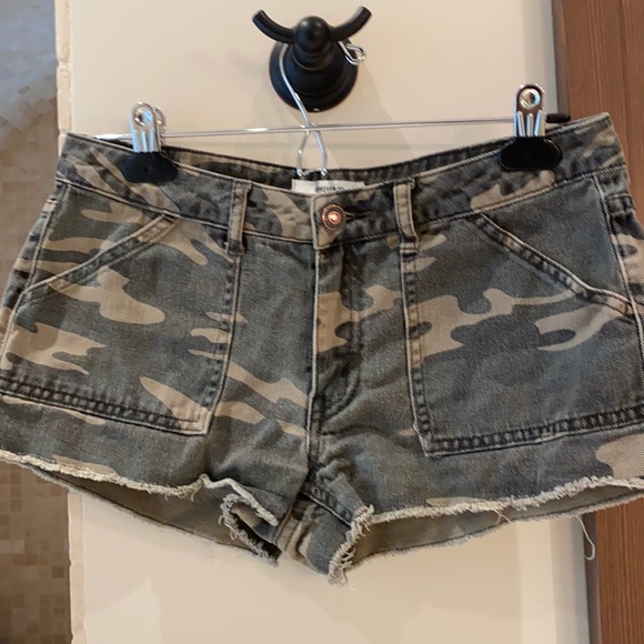 Forever 21 camouflage shorts - Picture 1 of 3